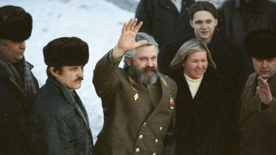 Александр Руцкой в окружении родных и близких покидает территорию Лефортовской тюрьмы, 1994 год