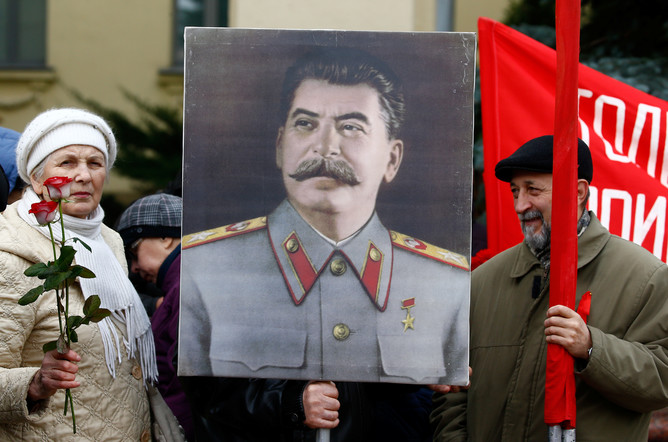 Мероприятия в честь 102-й годовщины Октябрьской революции у памятника Ленина в Минске, Белоруссия, 7 ноября 2019 года