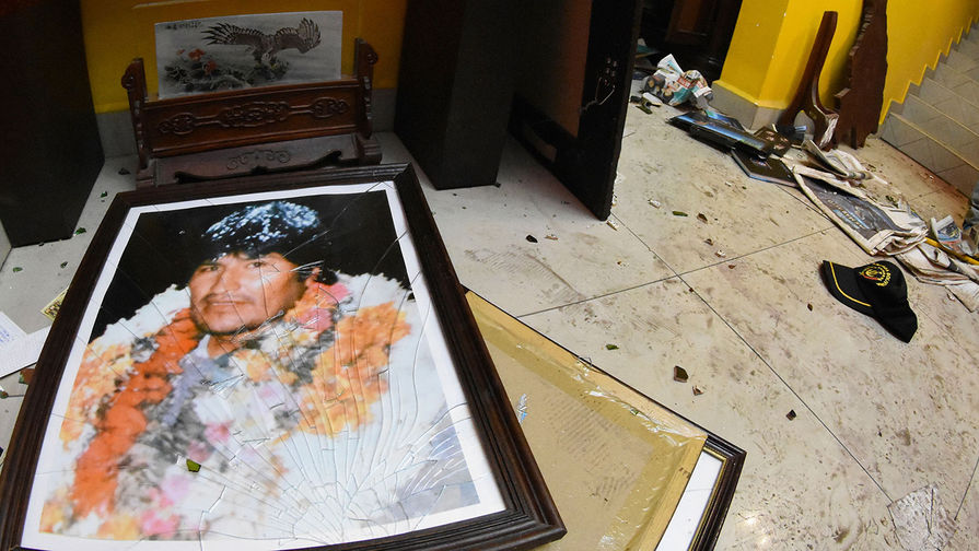 Разбитый портрет бывшего президента Боливии Эво Моралеса на&nbsp;полу в&nbsp;его доме, 10 ноября 2019 года 
