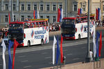 Автобусы с членами сборной ОКР, учавствовавшей в Олимпиаде-2020 в Токио, в пути на чествование к Васильевскому спуску, 9 августа 2021 года