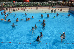 Отдыхающие в пляжном клубе Dream Beach Club в Москве, 11 июля 2025 года