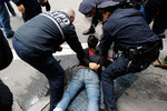 Пяти протестующим, пишет The New York Times, предъявлены обвинения в нападениях на стражей порядка.