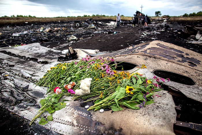 Цветы на фюзеляже лайнера Boeing 777 Малайзийских авиалиний, потерпевшего крушение в районе города Шахтерск Донецкой области