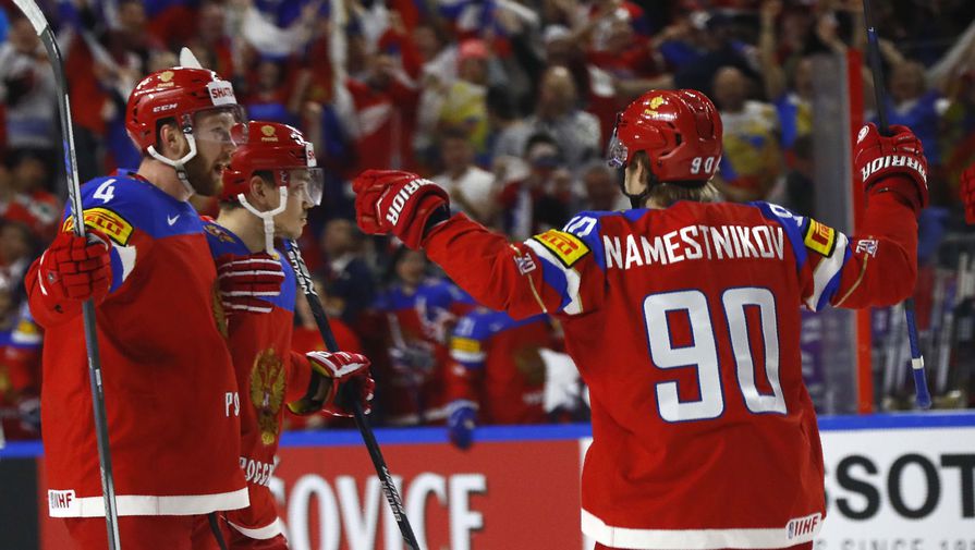 Хоккеисты сборной России Наместников и Гавриков празднуют гол в ворота Латвии