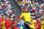 В центре - Маркус Берг (Швеция) в матче 1/4 финала чемпионата мира по футболу между сборными Швеции и Англии