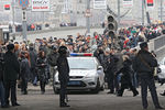 Люди идут по Крымскому мосту. Движение по Садовому кольцу перекрыто в связи с взрывом на станции метро «Парк культуры-радиальная», 29 марта 2010 года