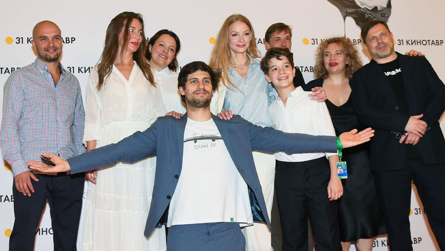 Съемочная группа фильма Александра Молочникова «Скажи ей» перед премьерой в рамках 31-го кинофестиваля «Кинотавр» в Сочи, 14 сентября 2020 года