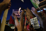 Участники протеста в поддержку Палестины в Афинах сжигают израильский флаг, Греция, 13 октября 2023 года