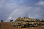Израильские танки недалеко от границы Израиля с сектором Газа на фоне радуги, 27 ноября 2023 года