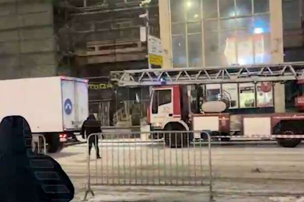 Противопожарная безопасность. Действия человека при пожаре. Действия при пожаре в общественном месте. Алгоритм действий при пожаре в доме. Плакат при пожаре.