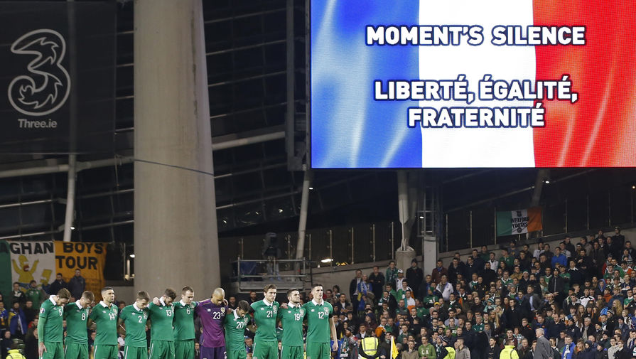Сейчас все футбольные матчи в Европе, включая ответную стыковую встречу между Ирландией и Боснией и Герцеговиной, начинаются с минуты молчания в память о жертвах терактов в Париже