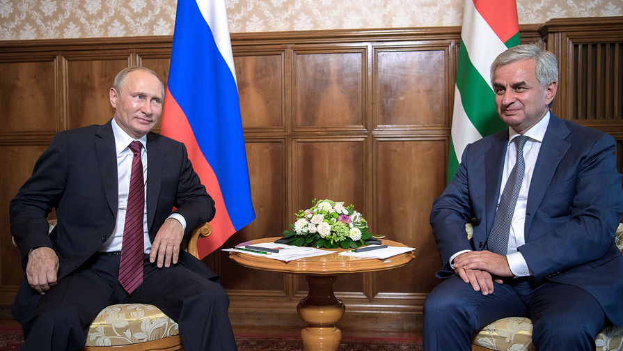 Президент России Владимир Путин и президент Абхазии Рауль Хаджимба во время встречи в Пицунде, 8 августа 2017 года
