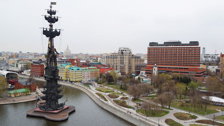 Парк искусств «Музеон» и памятник Петру I в Москве, 2016 год