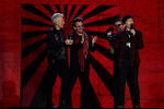 Группа U2 во время церемонии награждения в рамках MTV Europe Music Awards в Лондоне, 12 ноября 2017 года