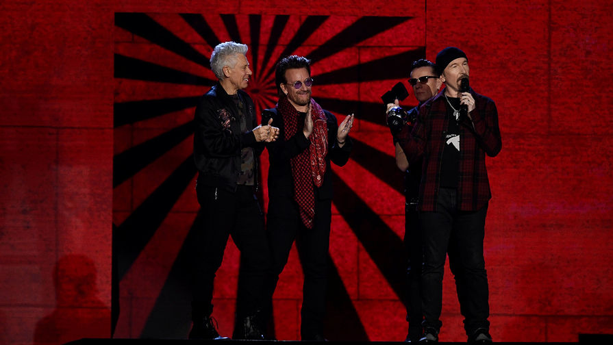 Группа U2 во время церемонии награждения в&nbsp;рамках MTV Europe Music Awards в&nbsp;Лондоне, 12&nbsp;ноября 2017&nbsp;года