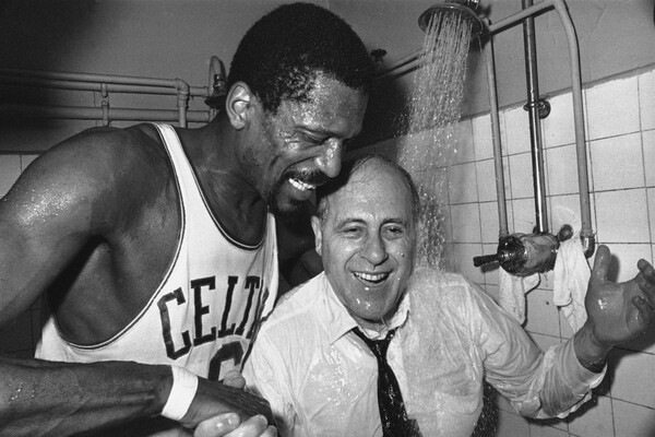 Билл Рассел из&nbsp;«Бостон Селтикс» держит своего тренера Рэда Ауэрбаха под&nbsp;душем после того, как они обыграли «Лос-Анджелес Лейкерс» со счетом 95–93 и выиграли свой восьмой подряд чемпионат Национальной баскетбольной ассоциации в&nbsp;«Бостон Гарден», 28&nbsp;апреля 1966&nbsp;года