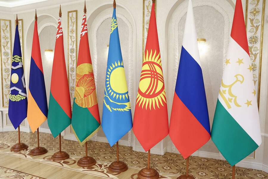 Государственные флаги и флаг ОДКБ во время заседания Совета коллективной безопасности ОДКБ