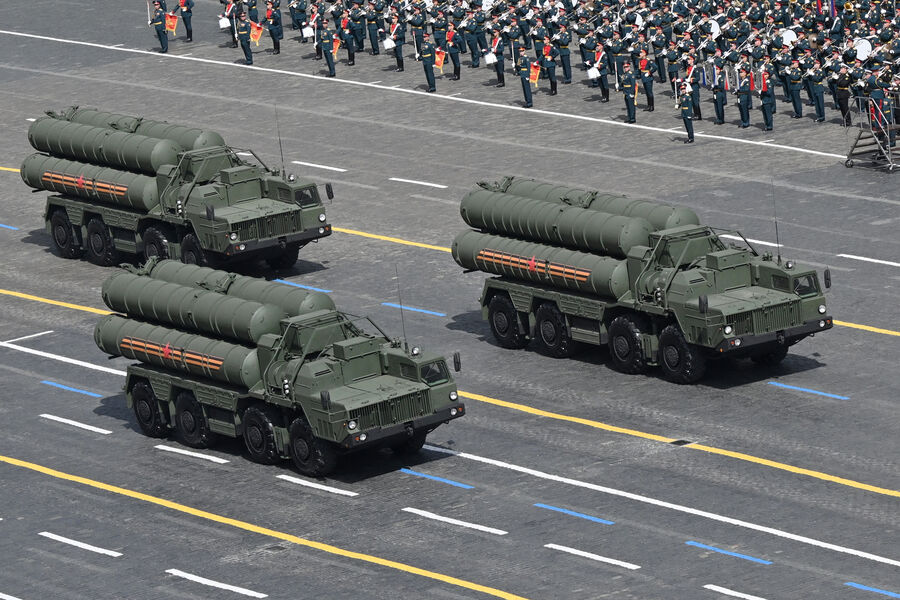 Зенитные ракетные системы С-400 &laquo;Триумф&raquo; на&nbsp;Красной площади в&nbsp;Москве на&nbsp;военном параде, посвященном 80-летию Победы в&nbsp;Великой Отечественной войне, 09&nbsp;мая 2025&nbsp;года