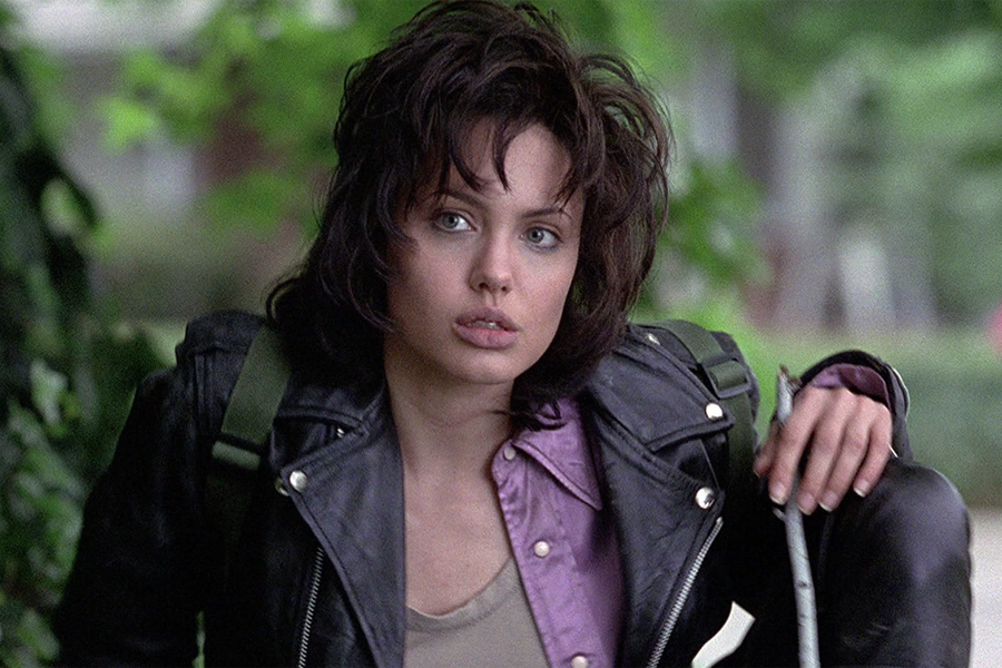 <b>«Джиа» (1998)</b>
<br><br>
Это еще один биографический телефильм с&nbsp;участием Анджелины Джоли, но на&nbsp;сей раз она сыграла главную роль. Она воплотила на&nbsp;экране образ Джии Каранджи, супермодели 80-х годов, судьба которой была очень трагичной &mdash; наркозависимость привела ее к&nbsp;заражению ВИЧ. Модель, ставшая лицом Armani, Dior, Versace и Yves Saint Laurent, умерла от СПИДа в&nbsp;26 лет.