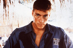 <b>“Кикбоксер” (1989)</b>
<br><br>
Вышедший спустя год “Кикбоксер” закрепил за Ван Даммом статус звезды боевиков и мастера экранных единоборств. В центре сюжета — братья Курт (Ван Дамм) и Эрик (Деннис Алексио), которые приезжают в Таиланд, чтобы доказать преимущество американской школы кикбоксинга над тайской. Однако все идет не по плану: Эрик проигрывает бой местному чемпиону Тонг По и остается прикованным к инвалидной коляске. 
