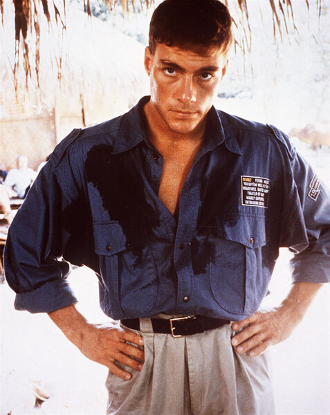 <b>“Кикбоксер” (1989)</b>
<br><br>
Вышедший спустя год “Кикбоксер” закрепил за&nbsp;Ван Даммом статус звезды боевиков и мастера экранных единоборств. В&nbsp;центре сюжета — братья Курт (Ван Дамм) и Эрик (Деннис Алексио), которые приезжают в&nbsp;Таиланд, чтобы доказать преимущество американской школы кикбоксинга над&nbsp;тайской. Однако все идет не по&nbsp;плану: Эрик проигрывает бой местному чемпиону Тонг По&nbsp;и остается прикованным к&nbsp;инвалидной коляске. 