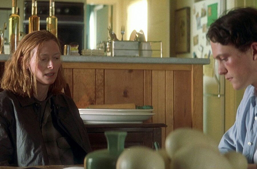 <b>&laquo;На самом дне&raquo; (2001)</b>
<br><br>
В&nbsp;центре сюжета криминальной драмы Скотта Макгихи и Дэвида Сигела &mdash; мать-одиночка по&nbsp;имени Маргарет (Тильда Суинтон), чья жизнь рушится, когда ее сына-подростка обвиняют в&nbsp;убийстве, которого он не совершал. Героиня оказывается втянута в&nbsp;опасную криминальную историю и вынуждена действовать решительно, несмотря на&nbsp;страх и сомнения. Роль матери, готовой на&nbsp;все ради своего ребенка, принесла актрисе первую номинацию на&nbsp;&laquo;Золотой глобус&raquo;. 