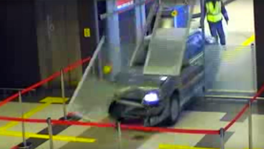 Скриншот из видеозаписи инцидента в аэропорту Казани