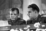 Советские космонавты Юрий Гагарин и Владимир Комаров на пресс-конференции, посвященной первому в мире полету на многоместном советском космическом корабле «Восход», 1964 год