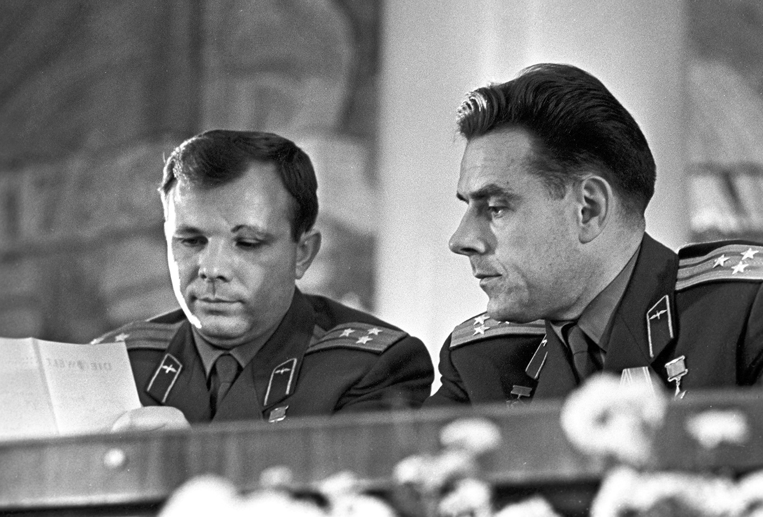 Советские космонавты Юрий Гагарин и Владимир Комаров на пресс-конференции, посвященной первому в мире полету на многоместном советском космическом корабле «Восход», 1964 год