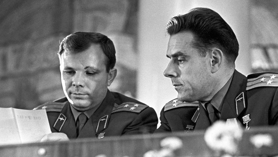 Советские космонавты Юрий Гагарин и Владимир Комаров на пресс-конференции, посвященной первому в...
