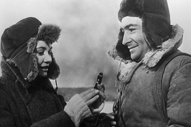 Лариса Лужина и Вячеслав Тихонов в фильме «На семи ветрах» (1962)