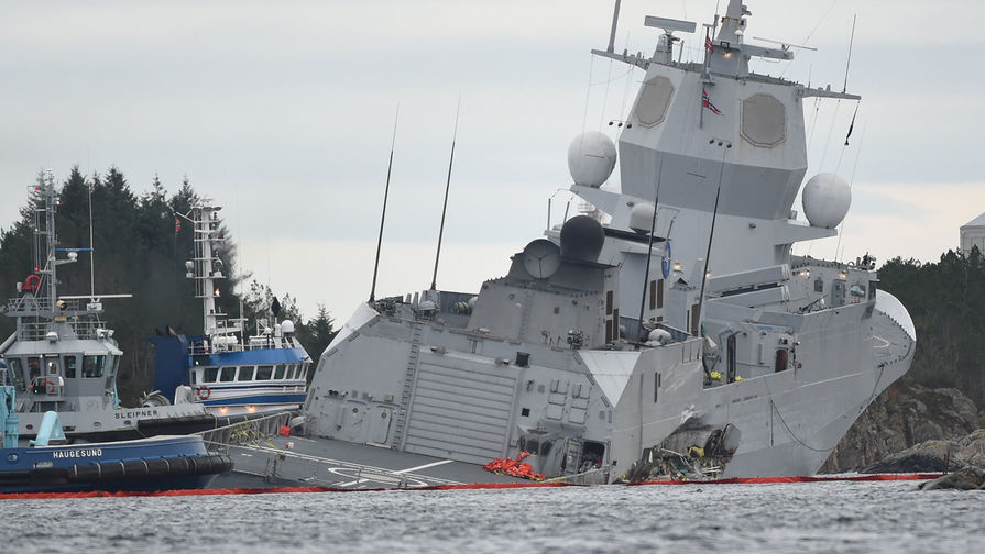 Норвежский фрегат Helge Ingstad после столкновения с танкером Sola TS в Эйгардене, 8 ноября 2018 года