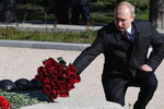 Президент России Владимир Путин возлагает цветы к памятнику В. А. Корнилову на территории мемориального комплекса «Малахов курган» в Севастополе, 18 марта 2019 года