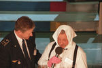 Ведущий телепередачи «Поле чудес» Леонид Якубович (справа) с одним из участников передачи, 1999 год 