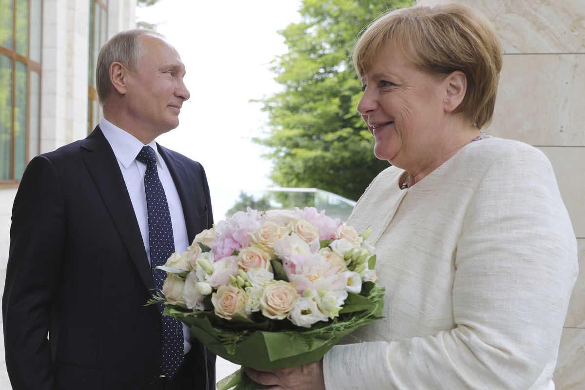 Президент Германии и Путин дарит цветы