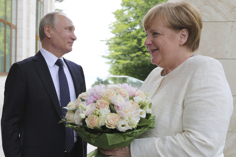 Президент России Владимир Путин и федеральный канцлер ФРГ Ангела Меркель во время встречи в Сочи, 2018 год