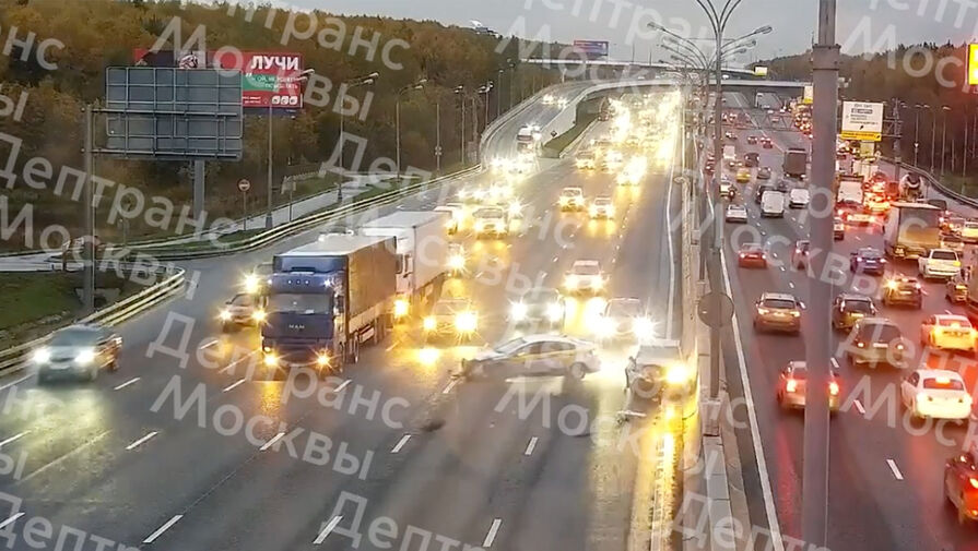 Таксист подрезал фуру и вылетел в отбойник на МКАД