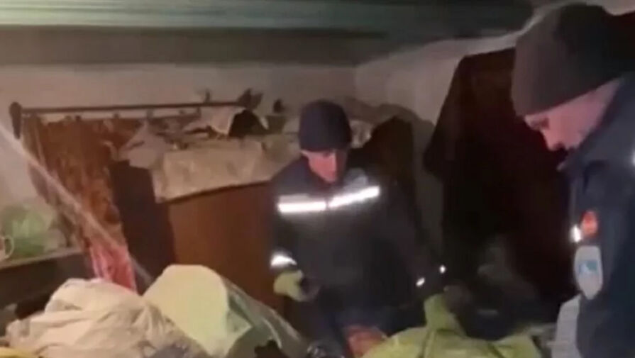 Россиянка сутки провела зажатой между шкафом и стеной из-за завалов мусора в квартире