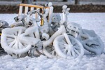 Обледеневшие велосипеды на одной из улиц Новороссийска, 9 февраля 2023 года