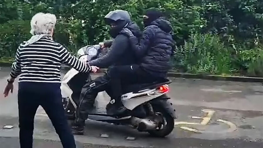 Две пенсионерки сорвали угон мотоцикла и обратили бандитов в бегство
