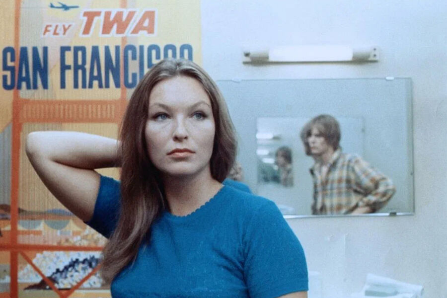 <b>«Две или три вещи, которые я знаю о&nbsp;ней» (1967) </b><br><br>
Молодая женщина Жюльетт живет с&nbsp;мужем и сыном в&nbsp;пригороде Парижа. И пока члены ее семьи думают, что она уехала по&nbsp;делам, подрабатывает проституцией. Картина показывает один день ее жизни.<br><br>
Роль Жюльетт сыграла Марина Влади, последняя супруга Владимира Высоцкого, а закадровый текст читал сам Годар, смешивая игровое кино и документалистику. Ему было важно правдиво отразить жизнь домохозяйки.
