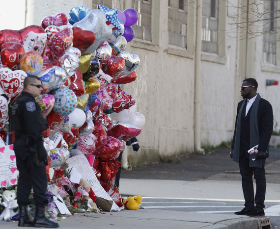 Прямо возле ограды церкви поклонники устроили свой мемориал Хьюстон &mdash; из&nbsp;плакатов, фотографий, игрушек, цветов.