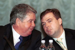 Рем Вяхирев и Дмитрий Медведев во время собрания акционеров «Газпрома» в 2001 году
