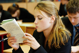 Уже с этого года десятиклассники будут писать сочинение по одной из ста книг, предложенных для внеклассного чтения Владимиром Путиным