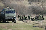 Военнослужащие в форме без опознавательных знаков у военной базы в селе Перевальное в Крыму 