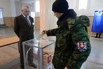 Голосование на одном из избирательных участков во время референдума о статусе Крыма в Симферополе 