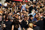 Том Круз фотографируется с фанатами на премьере фильма «Миссия невыполнима: племя изгоев» в Вене