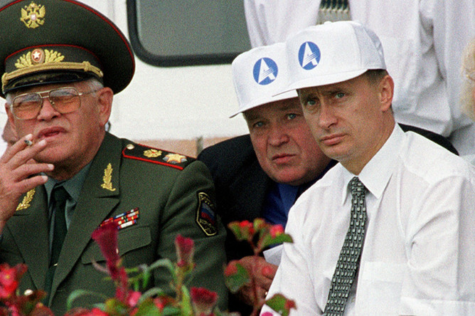 Министр обороны Игорь Сергеев и Владимир Путин на авиасалоне МАКС-99
