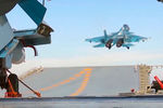 Корабельный истребитель Су-33 ВКС РФ во время взлета с палубы тяжелого авианесущего крейсера «Адмирал Кузнецов»