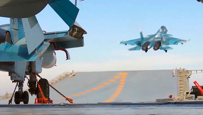 Корабельный истребитель Су-33 ВКС РФ во время взлета с палубы тяжелого авианесущего крейсера...